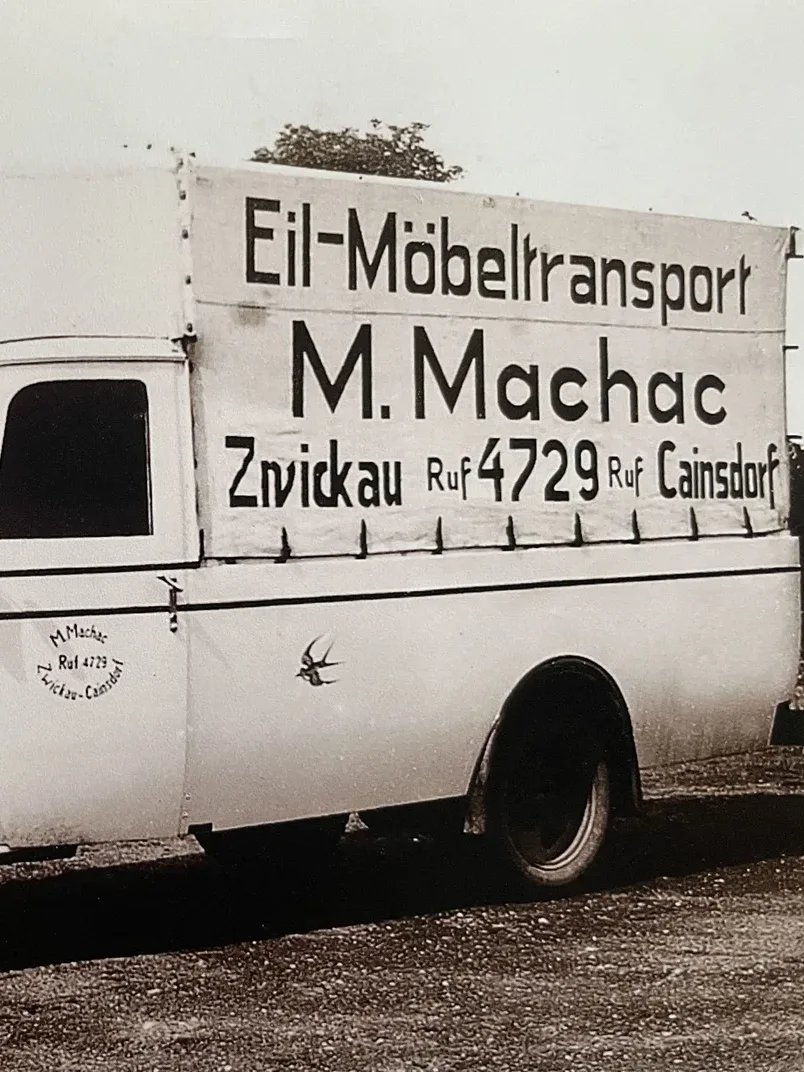 Ein Machac-Möbellastwagen, beschriftet «Eil-Möbeltransport M. Machac, Zwickau Ruf 4729 Cainsdorf».