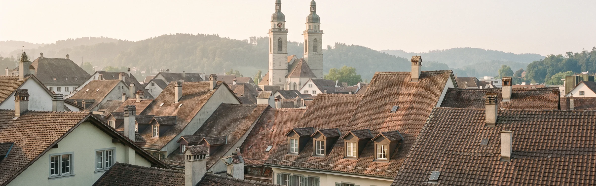 Die Dächer der Winterthurer Altstadt mit den Türmen der Stadtkirche am frühen Morgen.